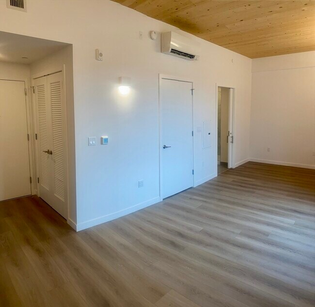 Building Photo - 154 Broadway