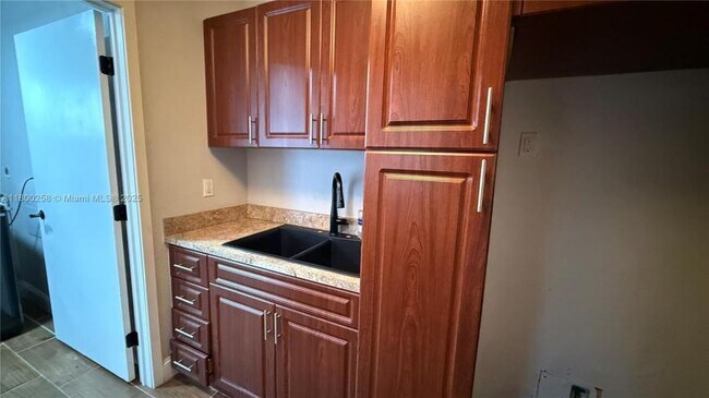 Building Photo - 3 bedroom in Miami FL 33127