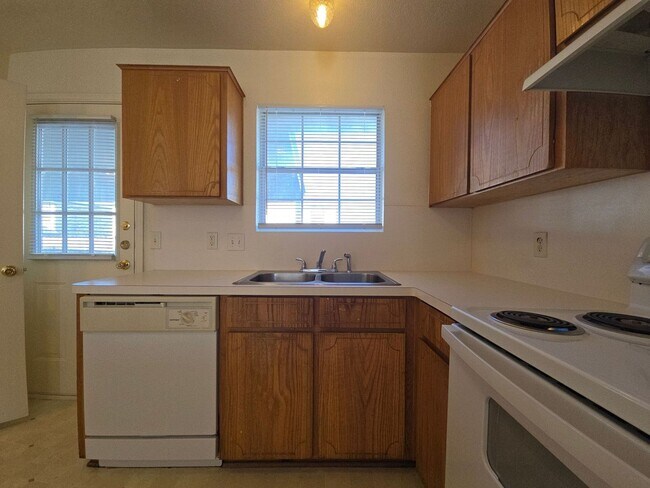 Building Photo - RENT SPECIAL - AVAILABLE NOW!