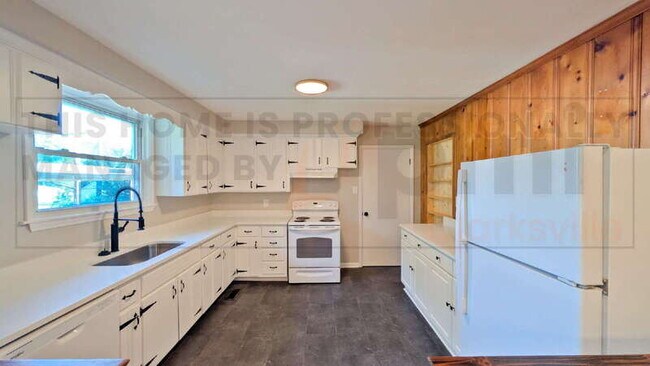Building Photo - 27 Binks Dr