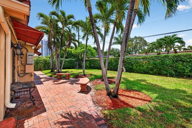 Building Photo - 2060 Tropic Isle