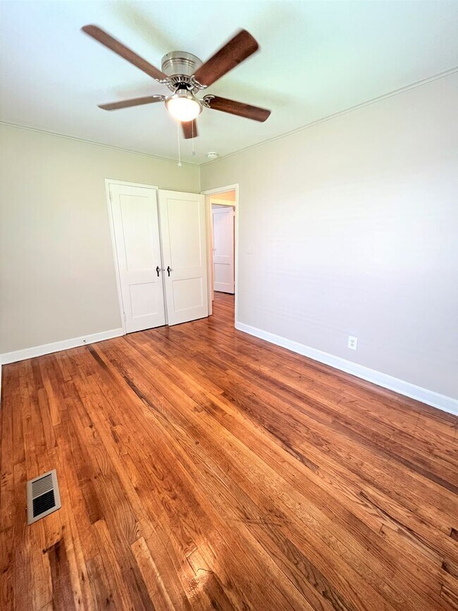 Building Photo - 204 SE Lakewood Dr