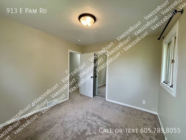 Building Photo - 913 E Pam Rd