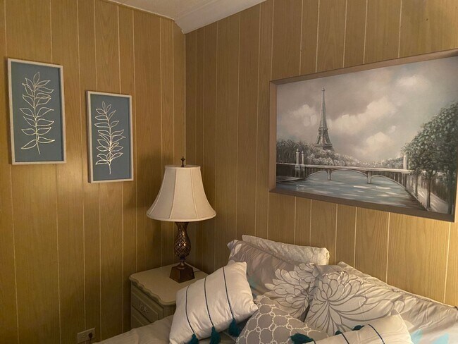 Building Photo - Spacious Home in peaceful Cul-de-sac