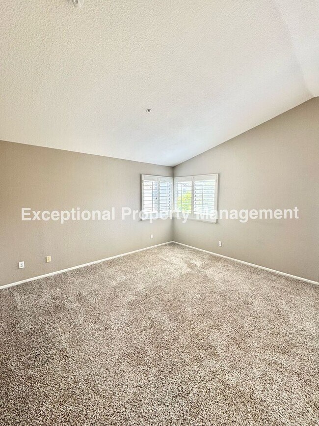 Building Photo - Great 4 bed 3 bath home in Fontana