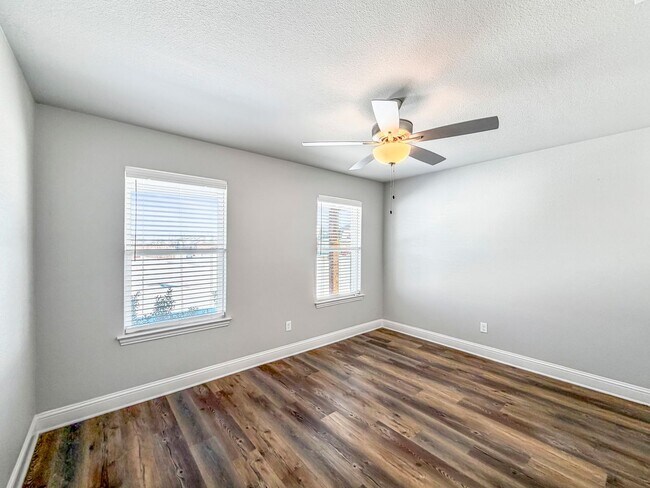 Building Photo - Beautiful and Nearly New 4BR 2BA Home w/ Stylish Finishes + Car Garage in Sherman