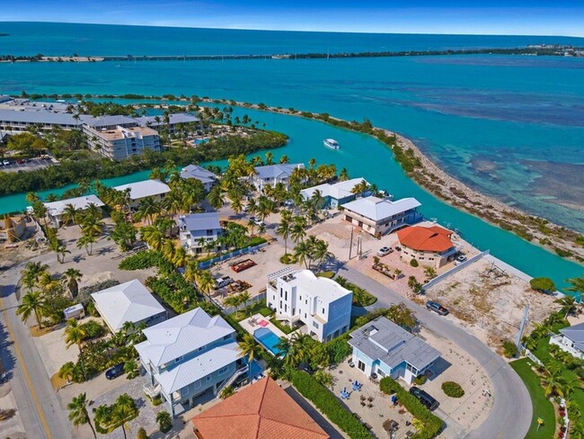 Building Photo - 317 E Seaview Cir