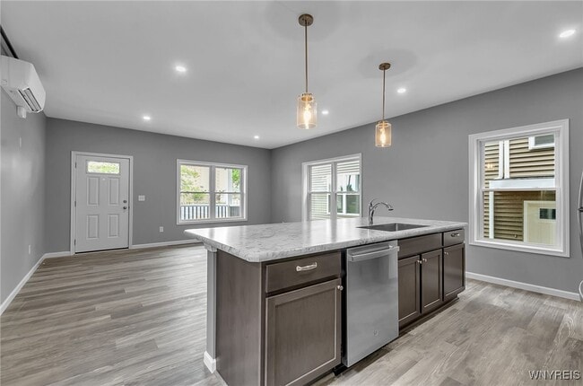 Building Photo - 140 Seymour St