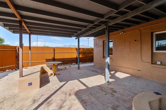 Building Photo - 1030 N Tucson Blvd