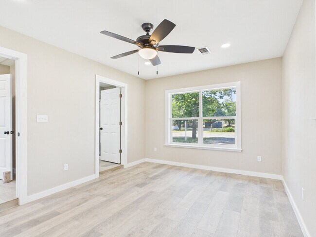 Building Photo - 3-Bedrooms with 2 Full Baths in Harper, TX!"