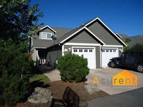 Building Photo - Great Open Concept Townhome Available Soon!
