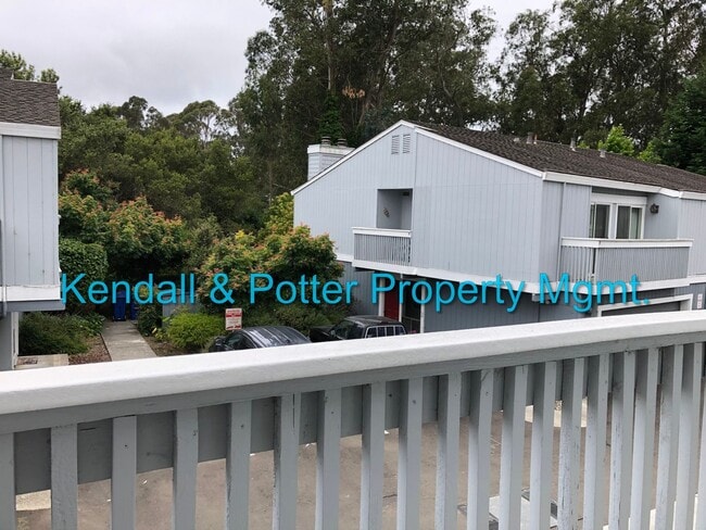 Building Photo - Spacious 3 bed/2.5 bath End Unit Townhome ...