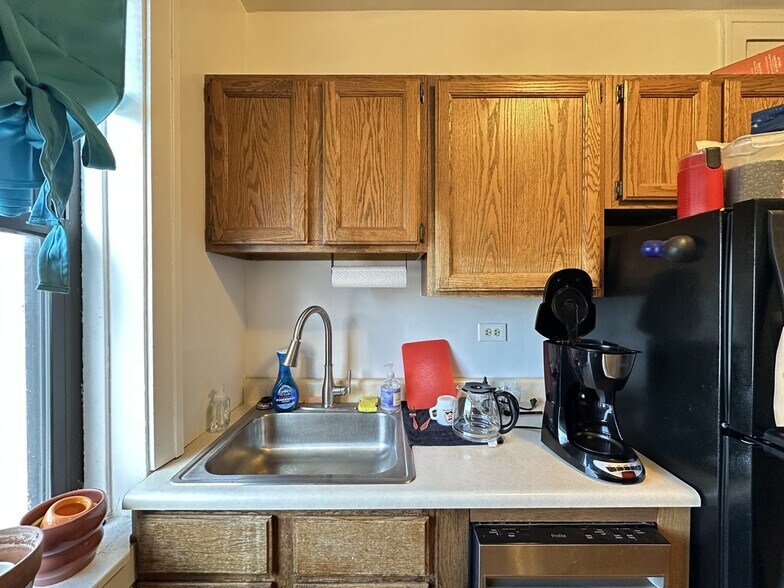 Building Photo - 1911 W Larchmont Ave