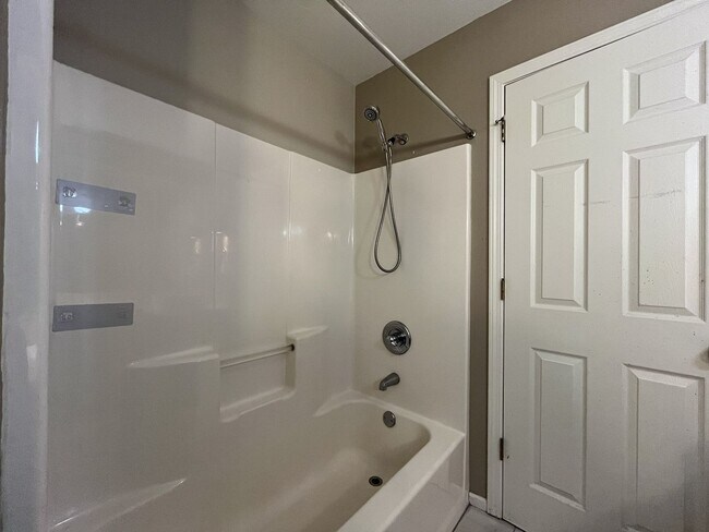 Building Photo - Beautiful 5BD/3BA Home with Soaking Tub, Island Kitchen & Attached 2-Car Garage