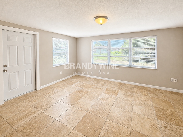 Building Photo - 7317 Oak Crest Dr