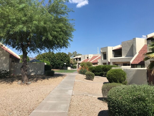 Building Photo - 2 bed + Bonus Room/Loft and 2 car garage