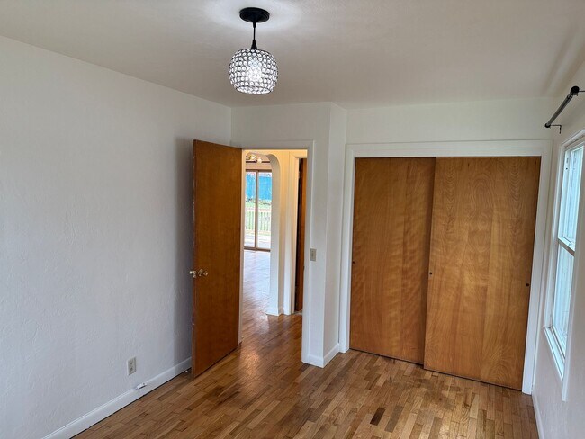 Building Photo - Updated 2 bedroom 1.5 bath duplex in Eugene!