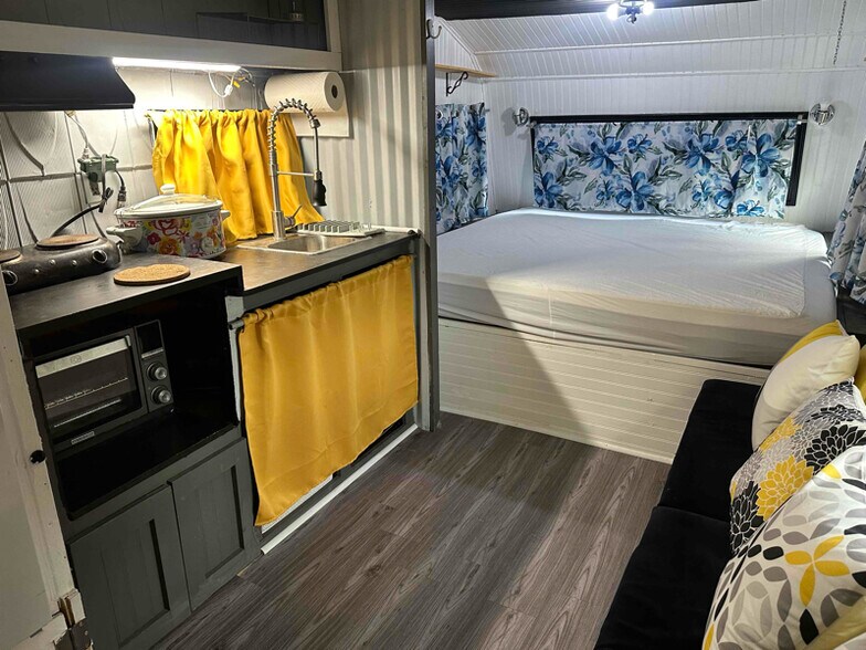 Building Photo - 501 Owl Hollow Rd