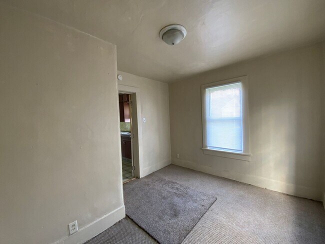 Building Photo - 3-Bedroom, 1-Bathroom Home – $950/Month - MISHAWAKA