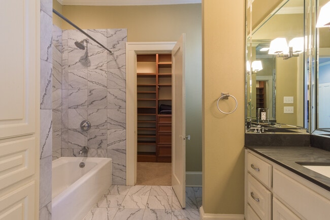 Building Photo - South Highlands