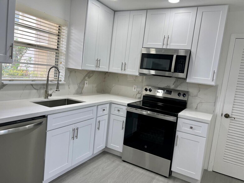 Building Photo - 10821 N Military Trl