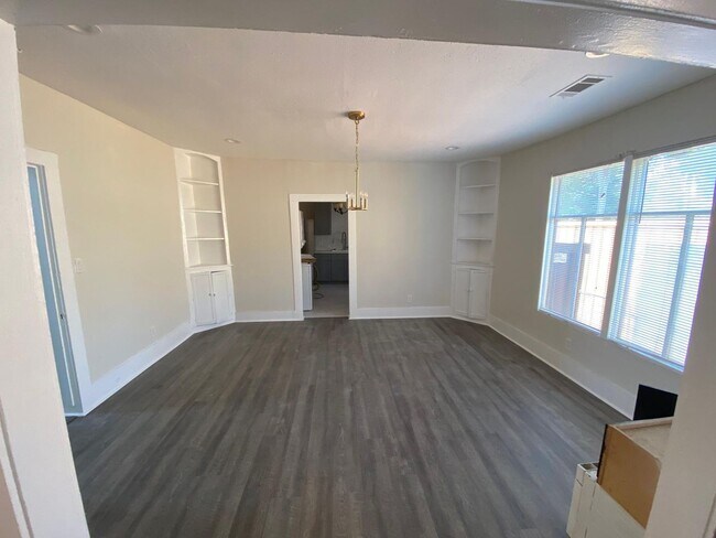 Building Photo - Recently renovated Mount Auburn home