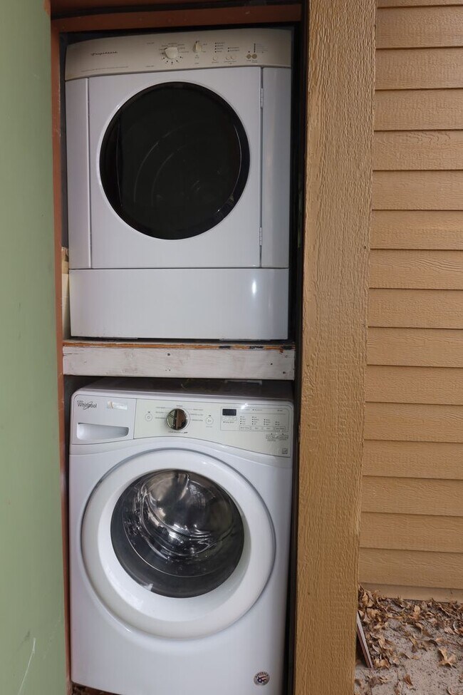 Building Photo - Wesdgewood West Campus - 1BD / !BA - 10 Ft Ceilings - Nodern Appliances - Gated - W/D -  $1200