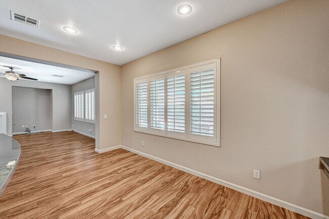 Building Photo - 10588 Isola Bella St