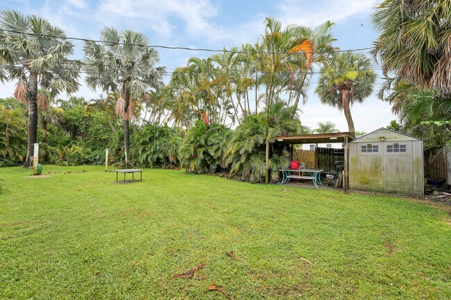 Building Photo - 744 W Ilex Dr