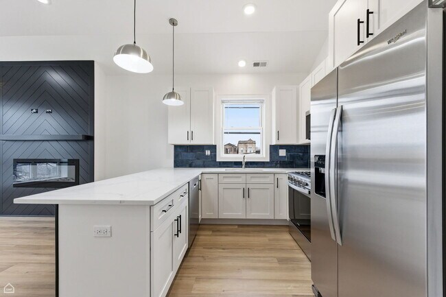 Building Photo - 861 E 63rd Pl