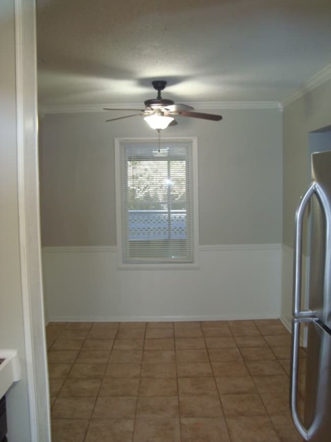 Building Photo - Renovated 4 bedroom available now to rent!