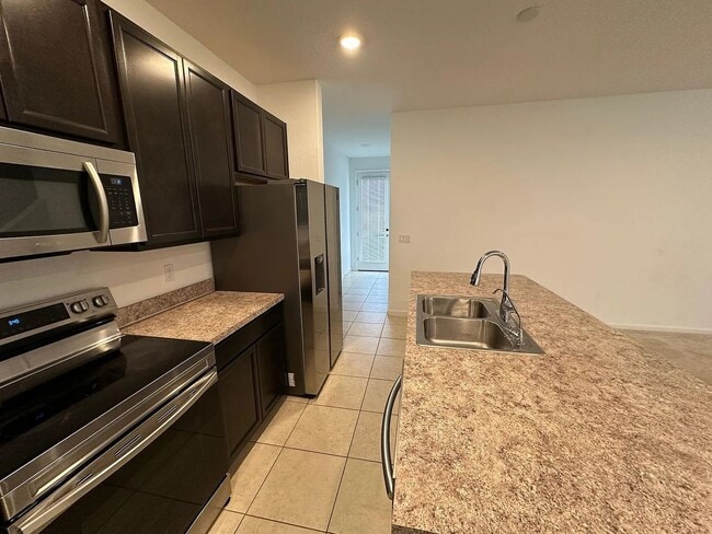 Building Photo - 4 bed 2.5 bath single family