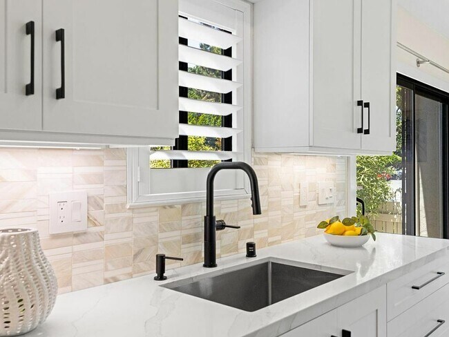 Building Photo - 4000 Rio Rd