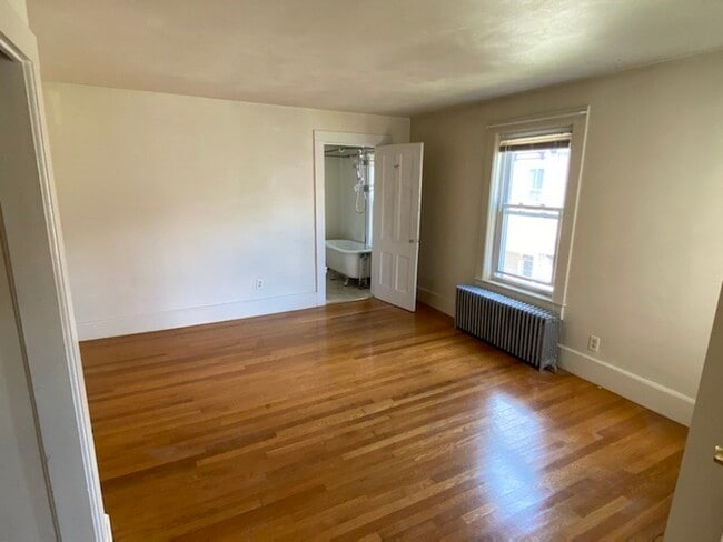 Building Photo - 114 King St