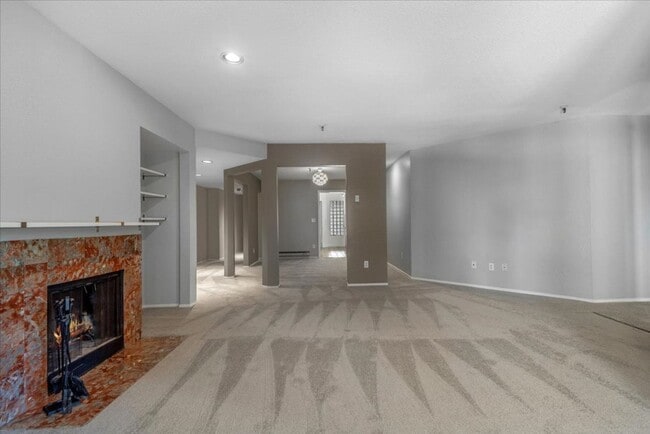 Building Photo - Beautiful 3 bed 2 bath condo near Downtown...