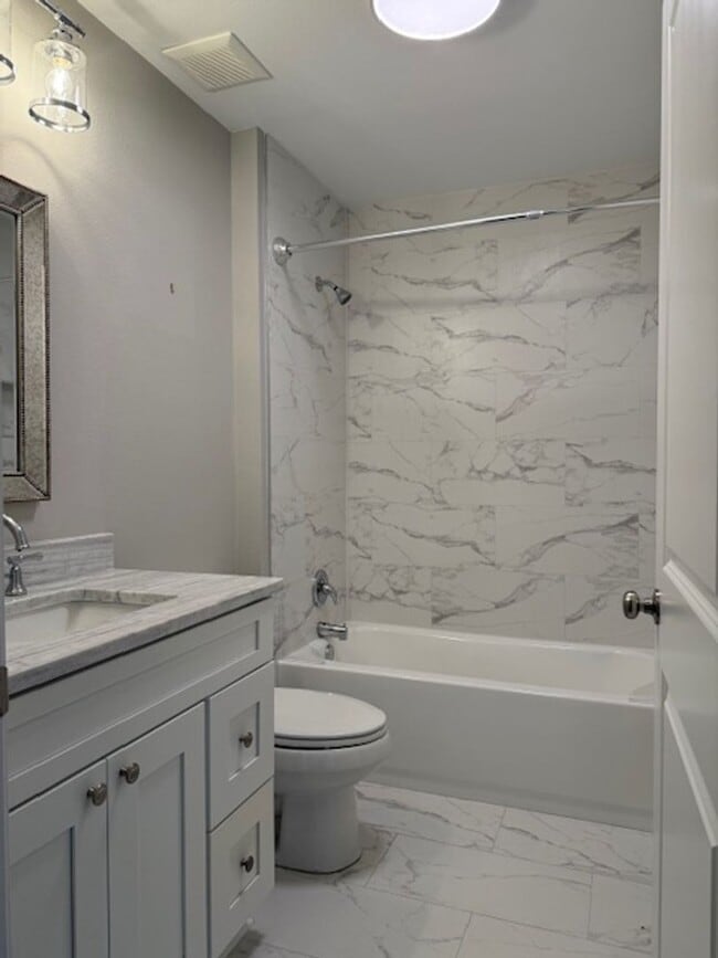 Building Photo - 3 Bedroom 2 Bath House