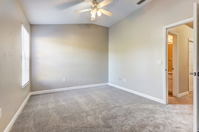 Building Photo - Spacious New Tampa 2 Bedroom, 2.5 Bath Tow...