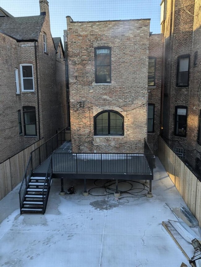 Building Photo - 2150 W Monroe St