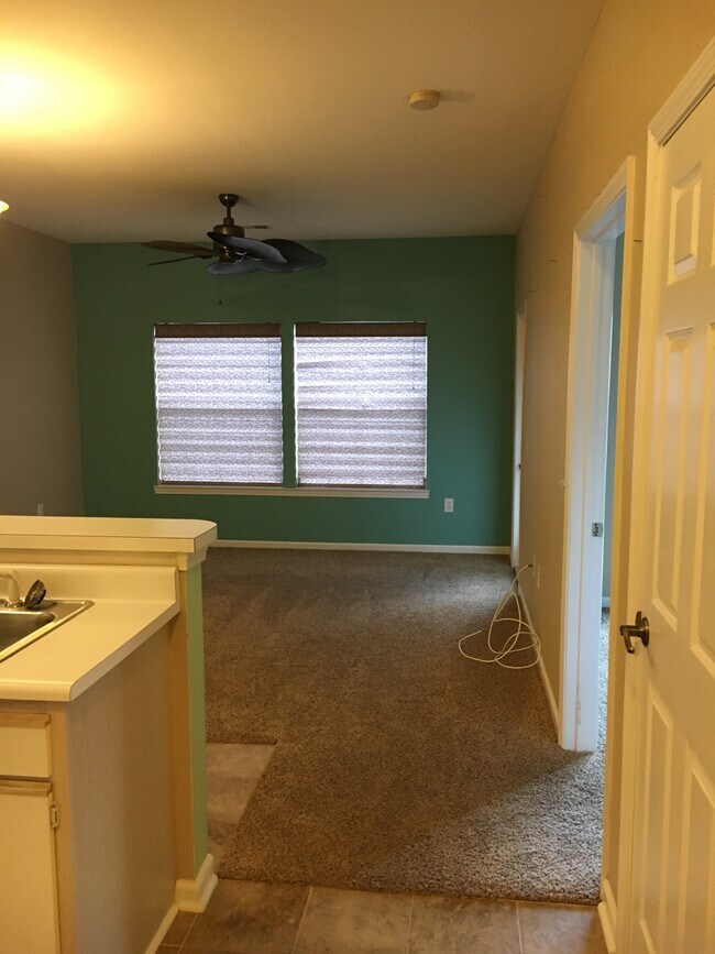 Building Photo - 1302 River Oaks Dr