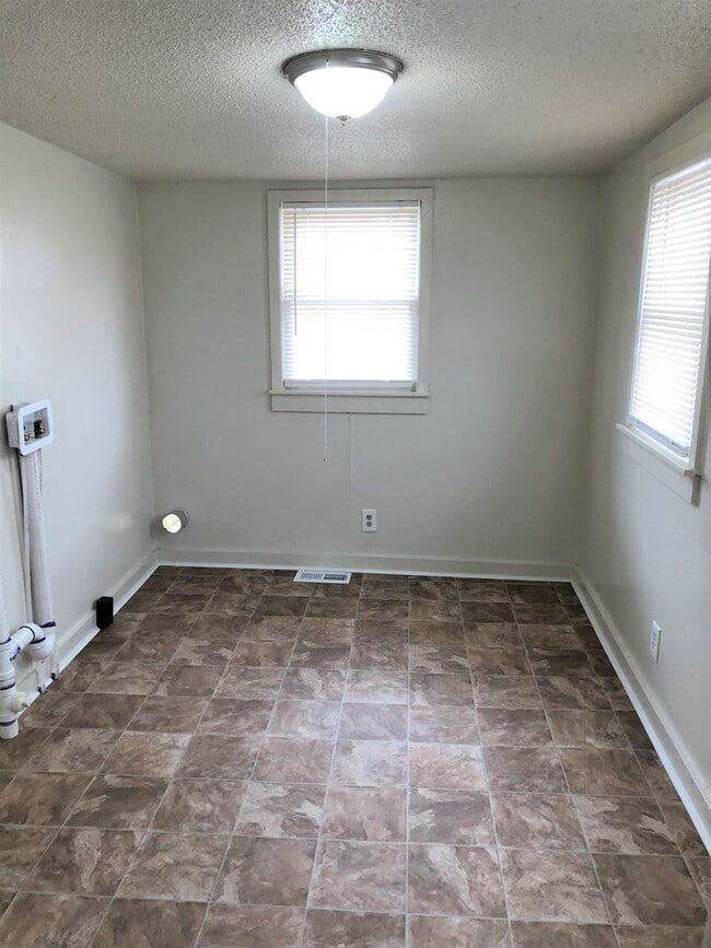 Building Photo - 3 Bed, 1 Bath House - Home OFFICE!!