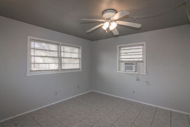 Building Photo - Cute 2 bed 1 bath Duplex Available