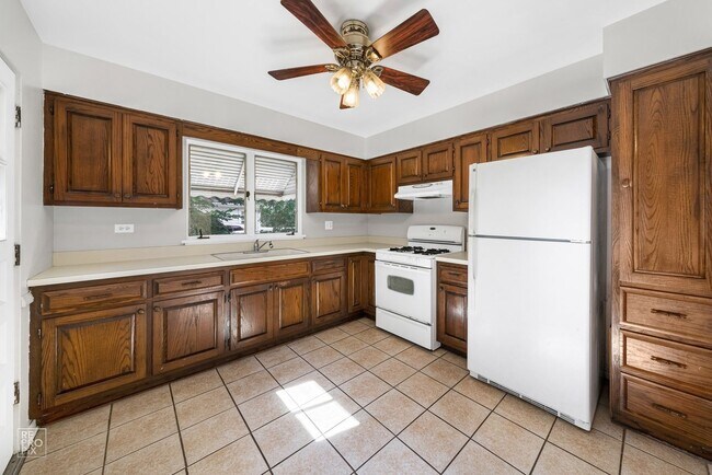 Building Photo - Three bedroom single family home close to ...