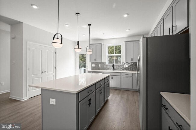 Building Photo - 643 Eastland Row