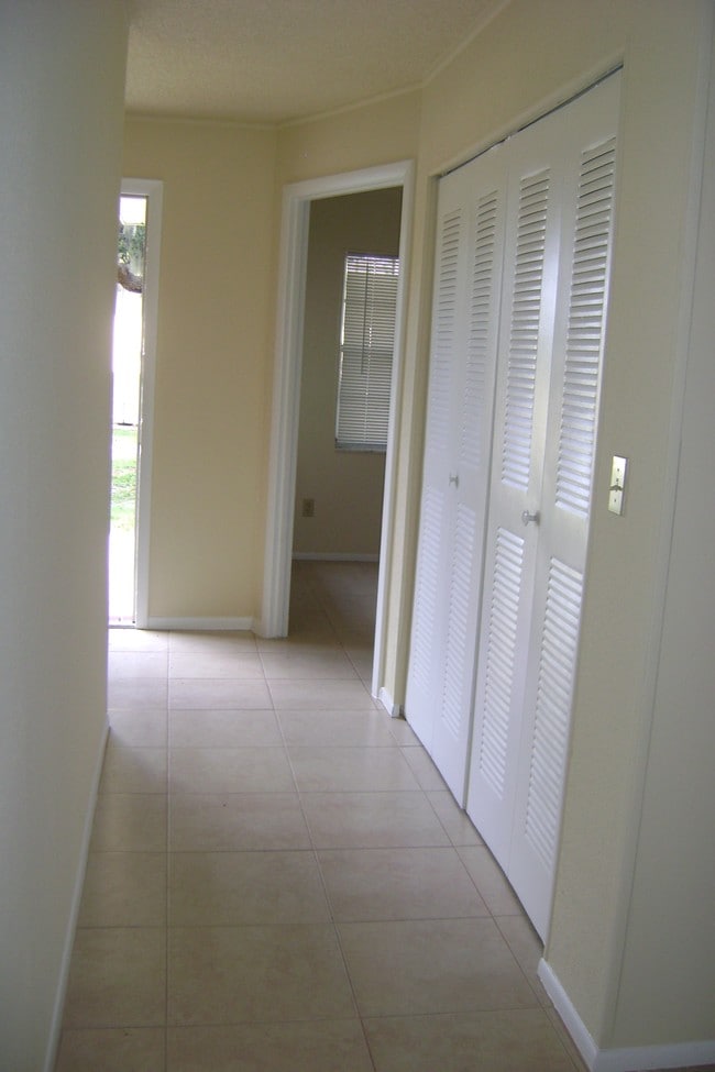 Building Photo - Lake Ariana Apartments