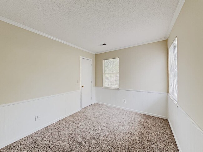Building Photo - 8629 Lockerbie Ln