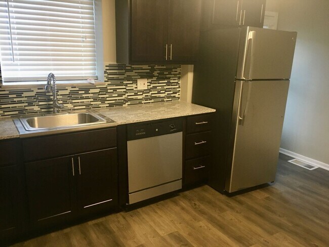 Building Photo - *** Duplex Style Apartment * Pet Friendly * Renovated * Available Now * Granite Counters * Stainl...