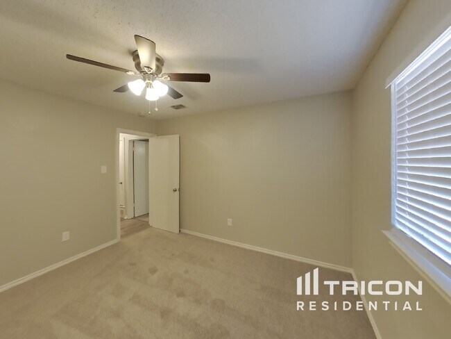 Building Photo - 2312 Vineyard Dr