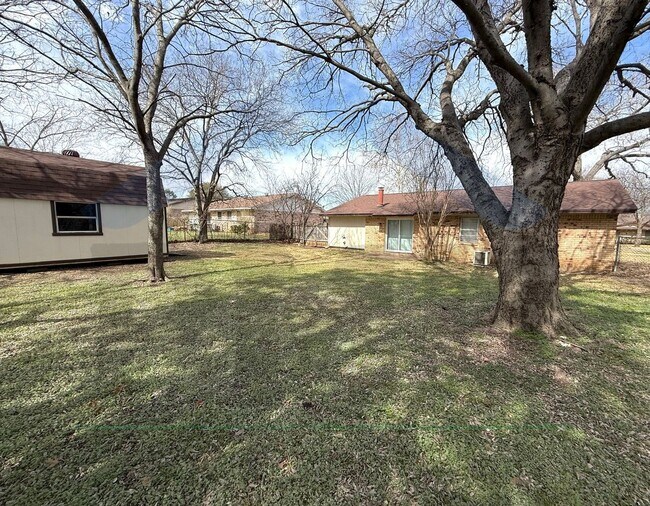 Building Photo - AVAILABLE NOW!!! Lovely 3-Bedroom 1.5-Bathroom in Duncanville - Two blocks from the Duncanville H...
