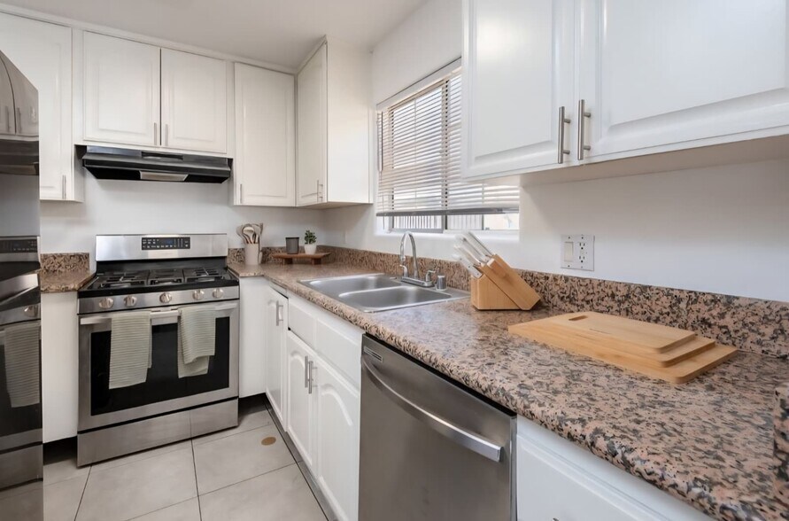 Building Photo - 525 N Orange Dr