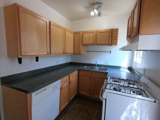 Building Photo - 3 Bedroom on West Side of The Hill